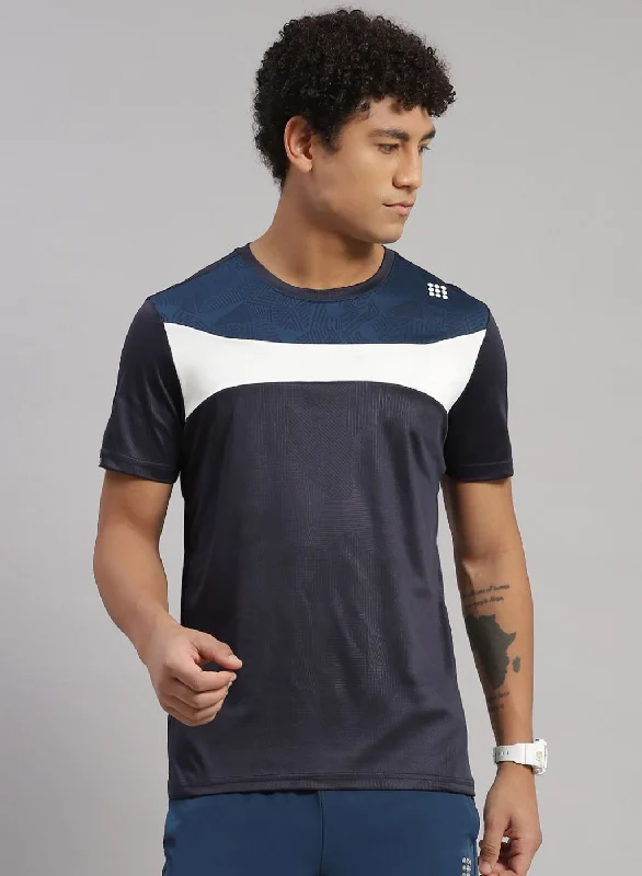 short-sleeved shirts for men with a slimming fitMen Grey Solid T-Shirt